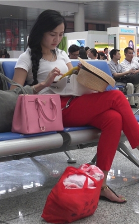 红裤丰腴美女