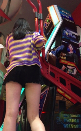 电玩城里的黑色热裤小姐姐