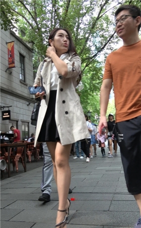 长发裸腿妹子
