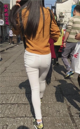 白色紧身裤长发妹子