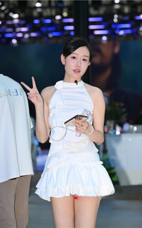 黑丝红唇美女