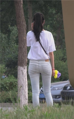 一直再打电话的浅牛美女