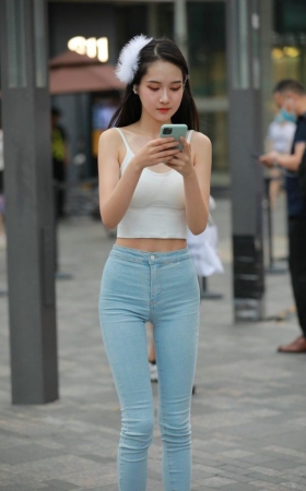玻璃街拍作品  紧身牛仔裤小仙女 [98P1V-1.92GB]