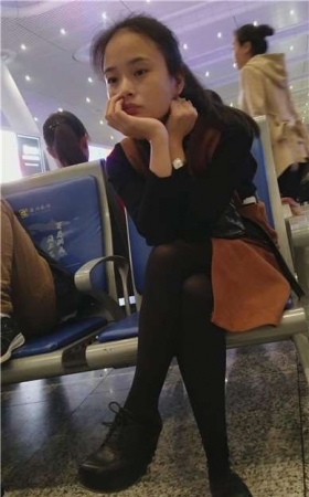 4k-车站候车室遇见无聊等车的妹子，大眼小清新。