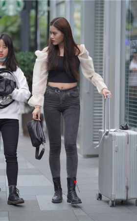 推着行李箱的黑牛美女(32P)