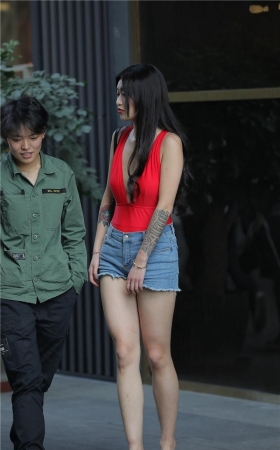漂亮的红衣小姐姐MJ345[981M]