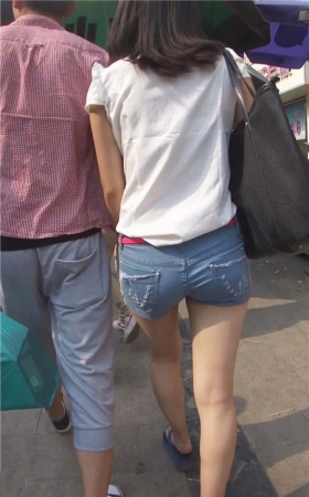 热裤牛仔妹子
