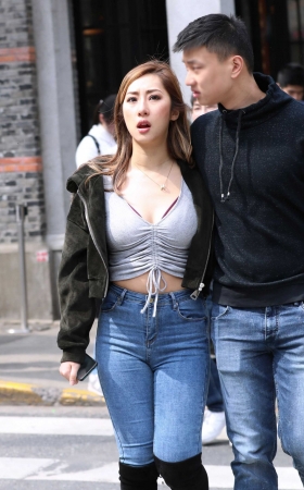 吃下午茶的翘臀紧身牛仔裤美女 [11P]