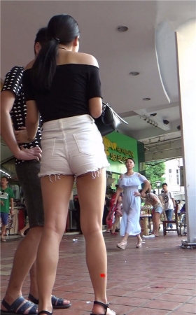 白色热裤小姐姐