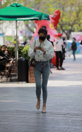 紧身牛仔裤小姐姐