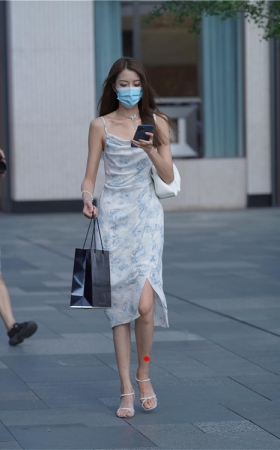 街拍吊带长裙美女【套图+视频】