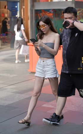 好大的两盏车头灯3A2527[523M]