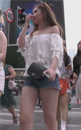 街拍牛仔短裤圆臀美腿妹子跟姐妹逛街 [371 MB]