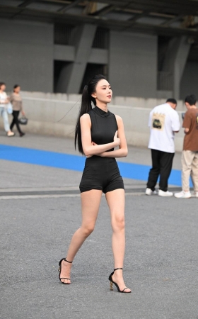 黑色连体衣翘屯美女3A8356[1.84G]