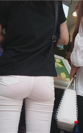 黑衣白裤透红美女