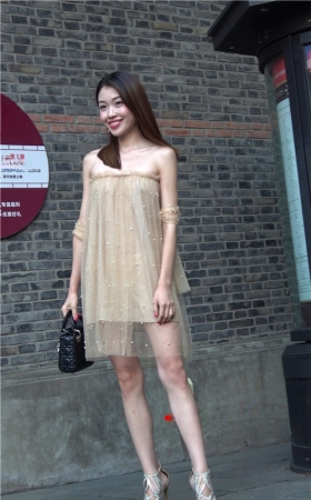苗条的一字抹胸装妹子