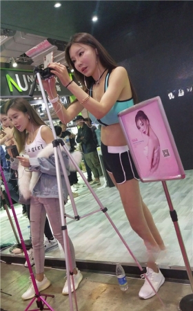 在直播的长腿美女