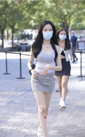 白皙灰裙小美女(100P)