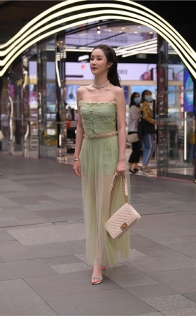 抹胸裙小姐姐(64P)