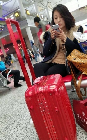4k视频，高铁站候车室偶遇超清纯美颜气质小美女