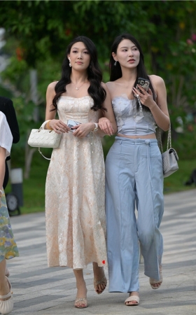 两个逛街的美女(97P)