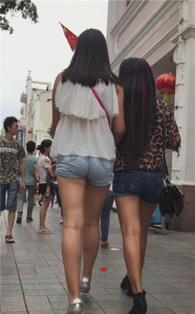 牛仔热裤紧身妹子