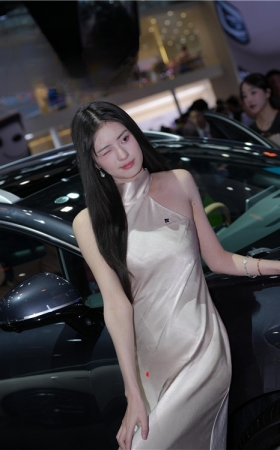 丝滑的长裙模特美女【套图+视频】