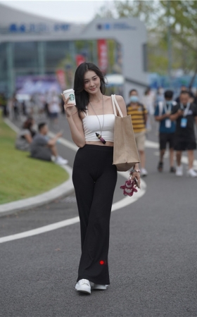 高挑的吊带小姐姐(30P)