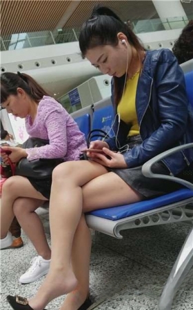 4k-车站候车室拍摄长腿肉丝丰满美少妇，挑鞋功夫不错哦。