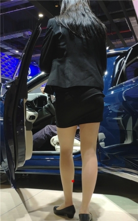黑色包臀裙销售妹子