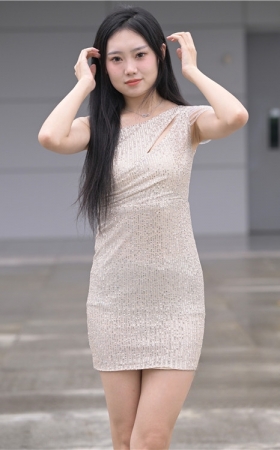 漂亮的连体裙美女【套图+视频】