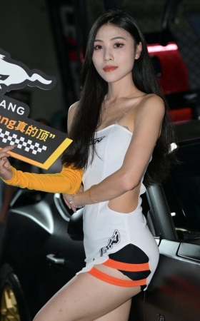白裙车模 [56P-1.29GB]