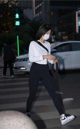 夜拍黑紧裤美女(104P)