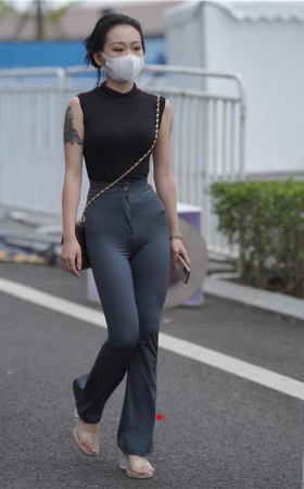 紧身裤小美女(81P)