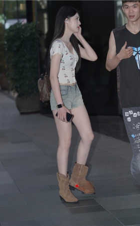 白嫩热裤美女(46P)