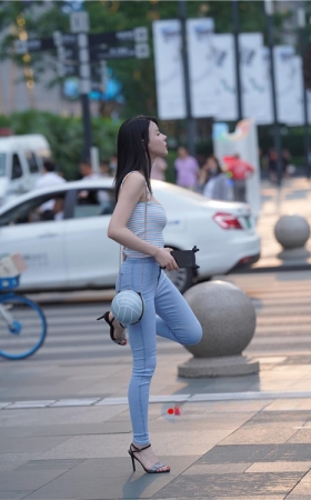 蓝牛紧身美女(35P)