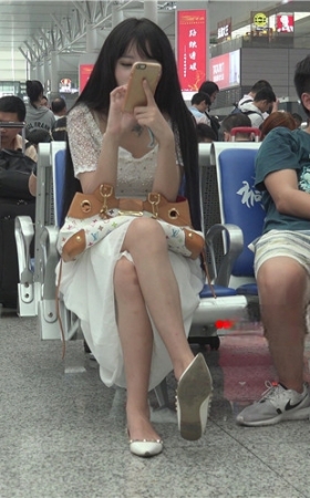 白裙长发美女