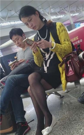 4k-候车室拍摄美腿黑丝袜性感美女