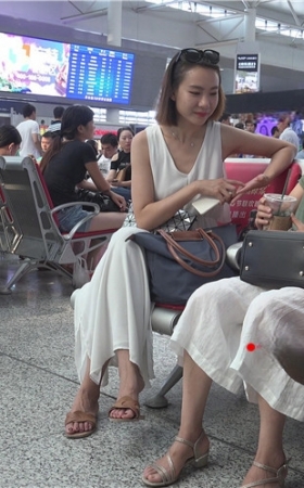 白色套装美女