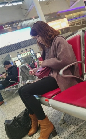 黑裤短靴妹子