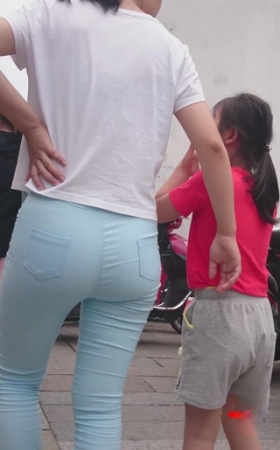 超紧蓝裤美妇