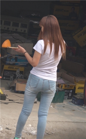 紧身牛仔白衣小妹