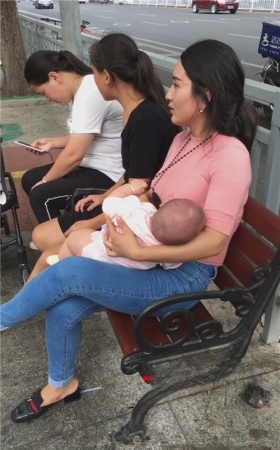 带孩子的粉衣美妇