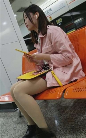 4k-高铁站候车室偶遇小眼睛小妹妹，不断照镜子补补妆。
