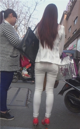 红色高跟白裤美女