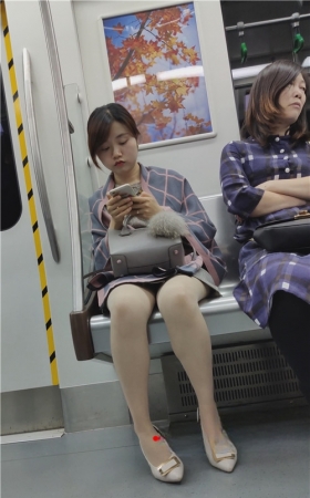 地铁上漂亮的小妹