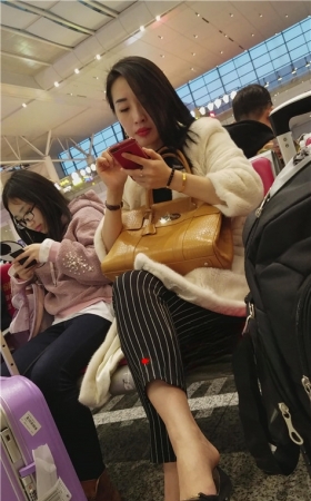 玩手机的气质小姐姐