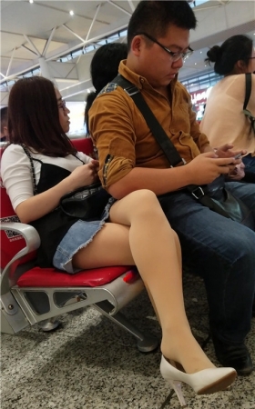戴眼镜的肉丝妹子