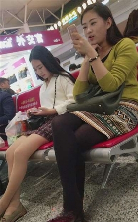 4k-高铁候车室笑容超级甜美的黑丝美腿MM，颜值简直要爆表。