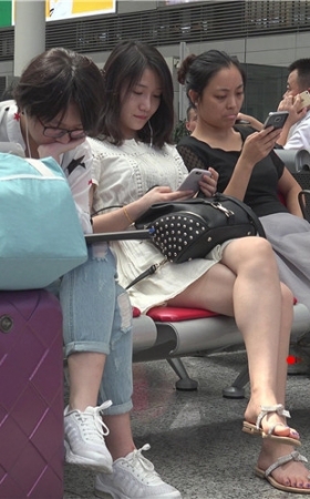 有纹身的漂亮白腿美女